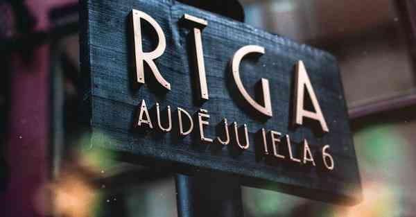 人工智能机器人和人谈恋爱