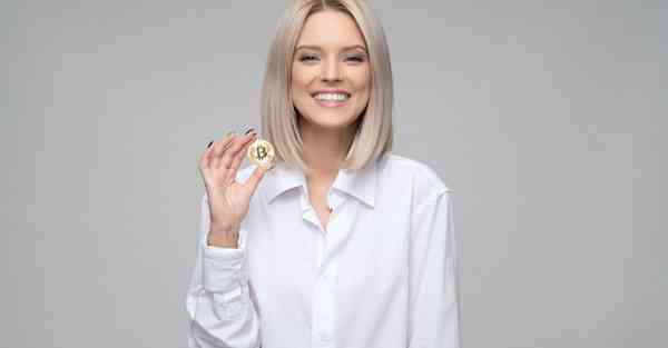 主题：主受穿越成智能机器人管家